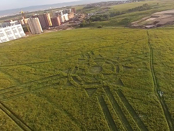 В Красноярске обнаружили огромный узор на траве | Круги на полях | Паранормальные новости | 06 Сентября 2014 