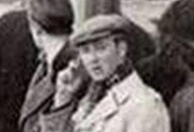Человек с мобильным телефоном на фото 1943 года | Время | Паранормальные новости | 20 Ноября 2022
 
 