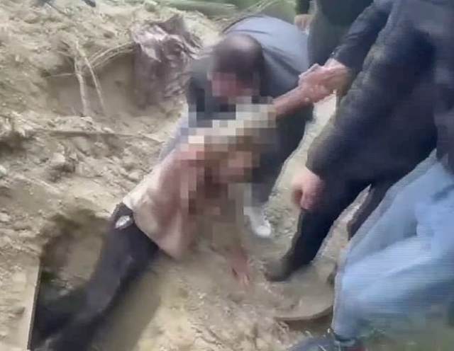 В Молдавии заживо закопанный мужчина пролежал в могиле 4 дня, прежде чем его крики услышали | Человек | Паранормальные новости | 17 Мая 2024
 
 