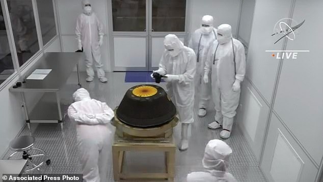 Необычный чёрный порошок, обнаруженный в пробах, взятых с астероида, вызвал тревогу у специалистов НАСА 4 ? Таинственная черная пыль в образцах с астероида испугала ученых НАСА | Космос | Паранормальные новости | 27 Сентября 2023