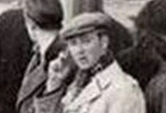 Человек с мобильным телефоном на фото 1943 года
 
 