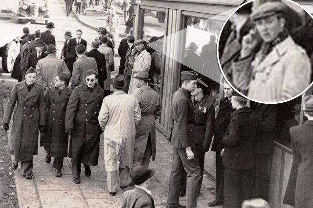 Человек с мобильным телефоном на фото 1943 года
 
 
