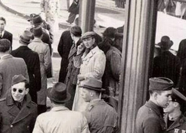 Человек с мобильным телефоном на фото 1943 года
 
 