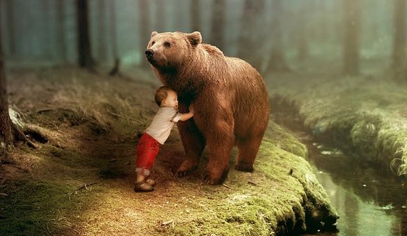Маленький мальчик уже 2 года боится большого черного медведя, которого его мама не видит
 
 