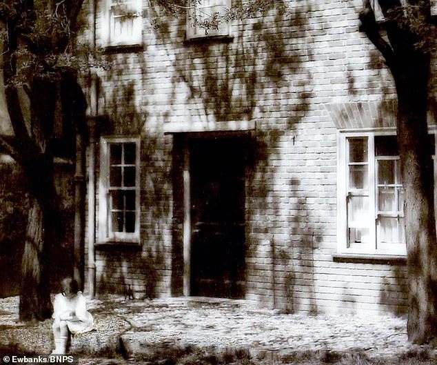 На фото 1920