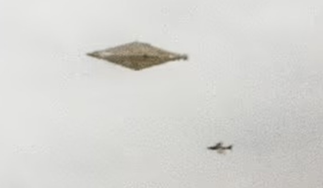 Сенсационное фото НЛО рядом с истребителем, засекреченное 32 года назад, впервые опубликовано
 
 