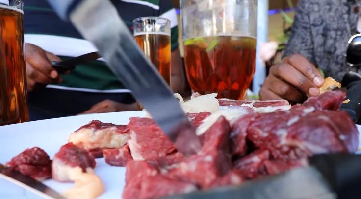 В Эфиопии есть странный обычай поедания сырого мяса
 
 