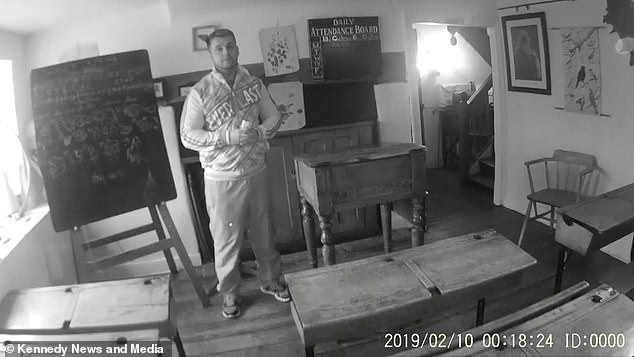 Призрак захлопнул подпертую камнем дверь
 
 
 