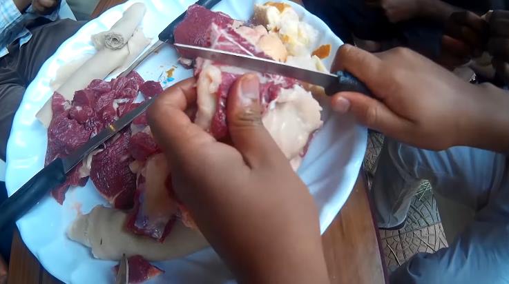 В Эфиопии есть странный обычай поедания сырого мяса
 
 