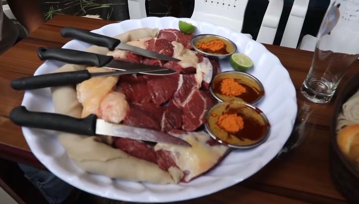 В Эфиопии есть странный обычай поедания сырого мяса
 
 