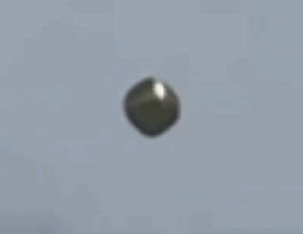 НЛО в виде металлического куба засняли над Тайванем
 
 
 