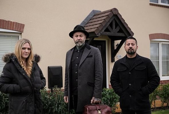 Британка прошла через процедуру экзорцизма, чтобы избавиться от кусающихся духов
 
 
 