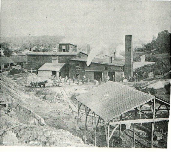 Охота на летающего гуманоида со светящиммся рогом в городе Ван Метер в 1903 году
 
 
 