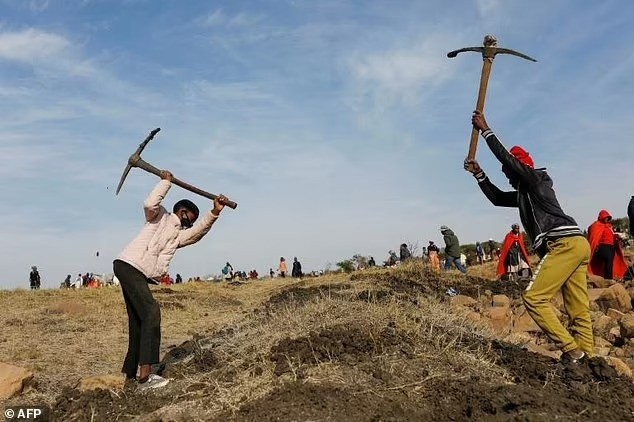После случайной находки камней, похожих на алмазы, ЮАР охватила массовая «Алмазная лихорадка» 
