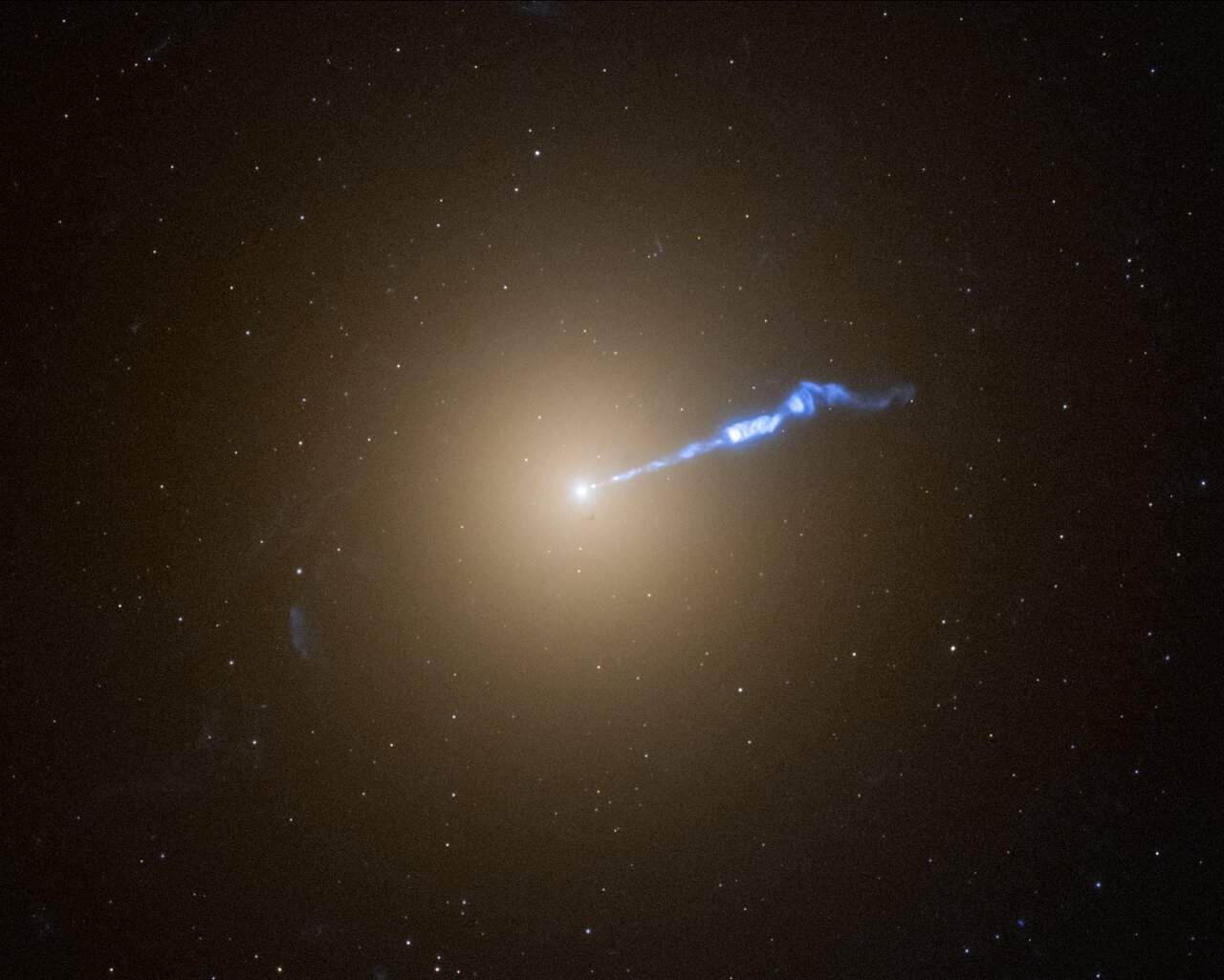 В струе сверхмассивной черной дыры M87* наблюдается вспышка гамма-излучения