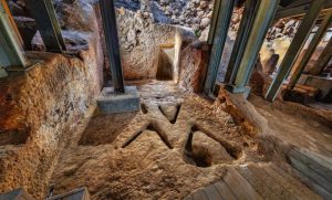 v ierusalime obnaruzheno bolshoe ritualnoe sooruzhenie s 8 vyrublennymi v skale komnatami i zagadochnymi v obraznymi otmetinami na polu baace0f 1